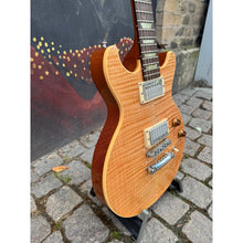 Load image into Gallery viewer, Les Paul Pro Double Cut Amber
